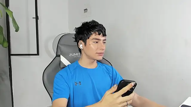 Snapshot of sebas_rose chatting on January 14, 2:23 pm sebas rose online show from January 14, 2:23 pm