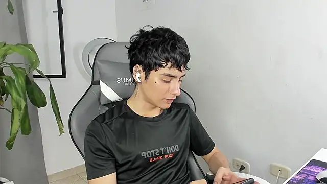 Snapshot of sebas_rose chatting on January 19, 3:16 pm sebas rose online show from January 19, 3:16 pm