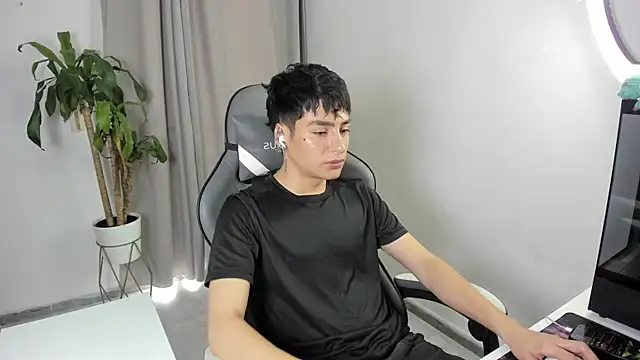 Snapshot of sebas_rose chatting on April 12, 4:01 pm sebas rose online show from April 12, 4:01 pm