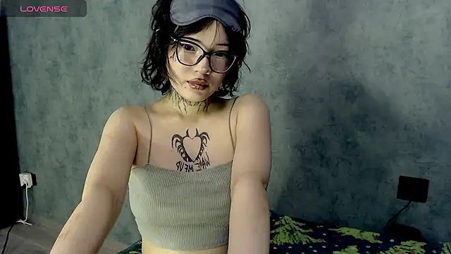 Snapshot of LizzieLight chatting on December 17, 1:07 am LizzieLight online show from December 17, 1:07 am