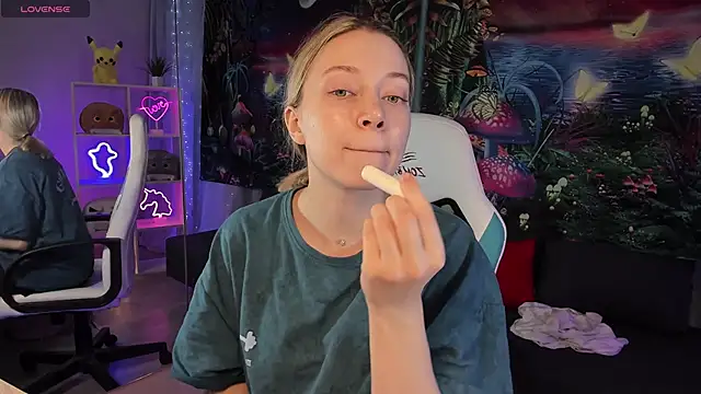 Snapshot of TiffanyBatson chatting on December 3, 3:09 am TiffanyBatson online show from December 3, 3:09 am