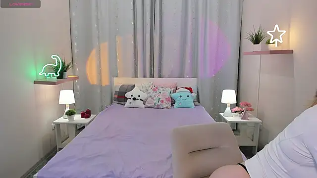 Snapshot of TiffanyBatson chatting on December 5, 5:37 am TiffanyBatson online show from December 5, 5:37 am