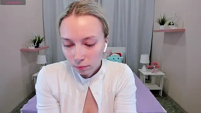 Snapshot of TiffanyBatson chatting on December 6, 10:05 am TiffanyBatson online show from December 6, 10:05 am