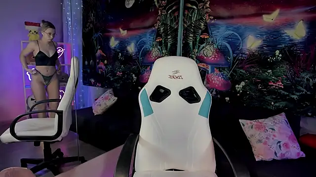 Snapshot of TiffanyBatson chatting on February 8, 9:24 am TiffanyBatson online show from February 8, 9:24 am