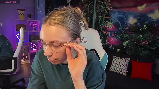 Snapshot of TiffanyBatson chatting on March 5, 6:33 am TiffanyBatson online show from March 5, 6:33 am