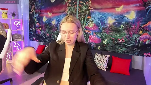 Snapshot of TiffanyBatson chatting on March 7, 6:02 am TiffanyBatson online show from March 7, 6:02 am