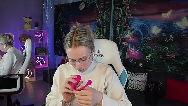 Snapshot of TiffanyBatson chatting on March 18, 7:30 am TiffanyBatson online show from March 18, 7:30 am