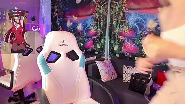 Snapshot of TiffanyBatson chatting on March 21, 6:49 am TiffanyBatson online show from March 21, 6:49 am