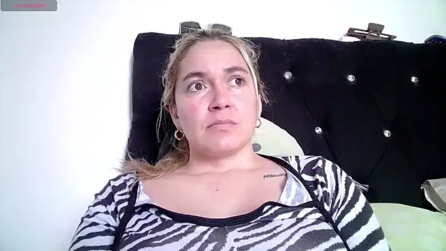 Izury Blondee online show from November 17, 5:41 pm