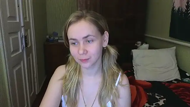 Snapshot of Riley_Roo chatting on December 14, 9:56 pm Riley Roo online show from December 14, 9:56 pm