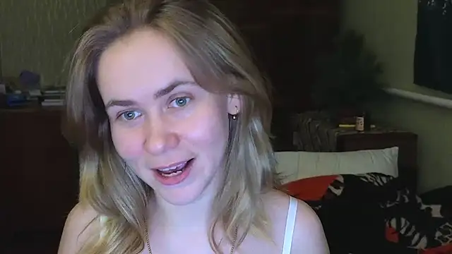 Snapshot of Riley_Roo chatting on December 15, 8:47 pm Riley Roo online show from December 15, 8:47 pm