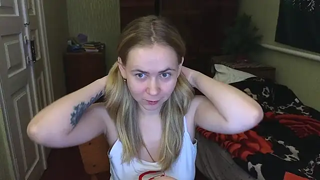Snapshot of Riley_Roo chatting on December 18, 5:31 pm Riley Roo online show from December 18, 5:31 pm
