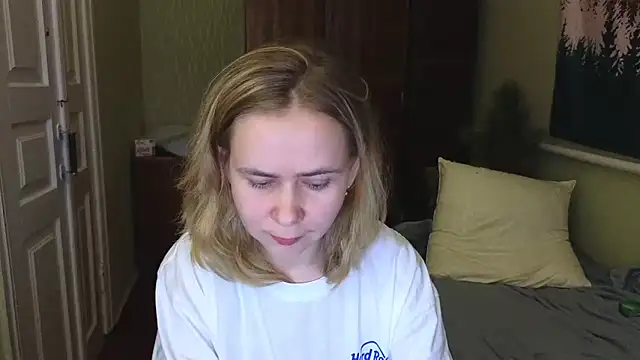 Snapshot of Riley_Roo chatting on December 31, 3:31 pm Riley Roo online show from December 31, 3:31 pm