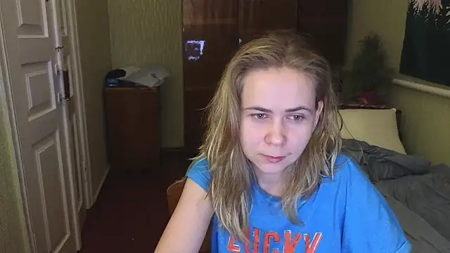Snapshot of Riley_Roo chatting on January 5, 5:51 pm Riley Roo online show from January 5, 5:51 pm
