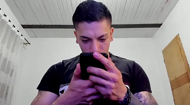 Snapshot of aquiles_51 chatting on December 4, 11:35 pm aquiles 51 online show from December 4, 11:35 pm