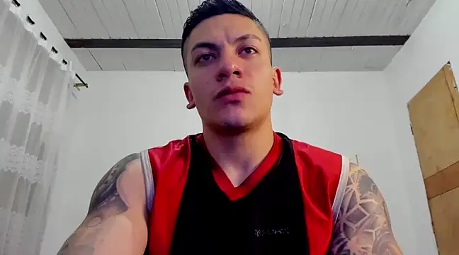 Snapshot of aquiles_51 chatting on December 18, 12:43 am aquiles 51 online show from December 18, 12:43 am