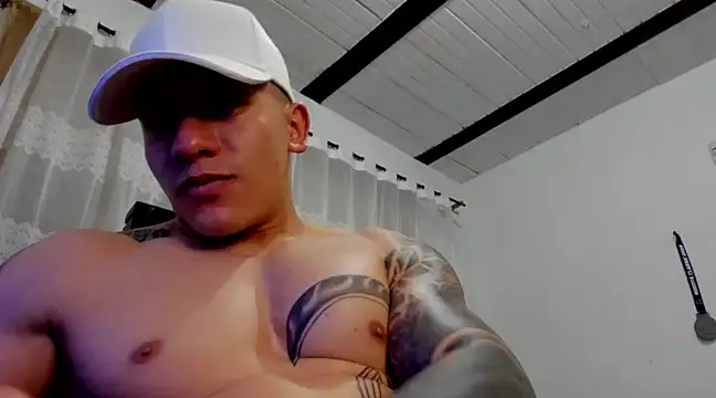 Snapshot of aquiles_51 chatting on December 24, 3:27 am aquiles 51 online show from December 24, 3:27 am