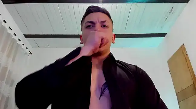 Snapshot of aquiles_51 chatting on February 5, 2:08 am aquiles 51 online show from February 5, 2:08 am