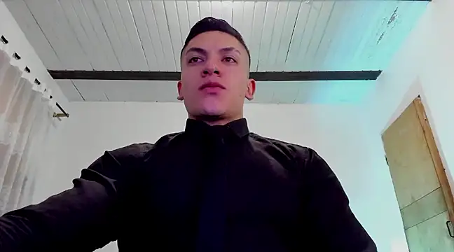 Snapshot of aquiles_51 chatting on February 11, 1:10 am aquiles 51 online show from February 11, 1:10 am