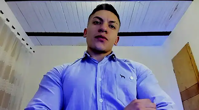 Snapshot of aquiles_51 chatting on February 12, 12:05 am aquiles 51 online show from February 12, 12:05 am
