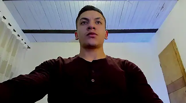 Snapshot of aquiles_51 chatting on February 16, 12:41 am aquiles 51 online show from February 16, 12:41 am