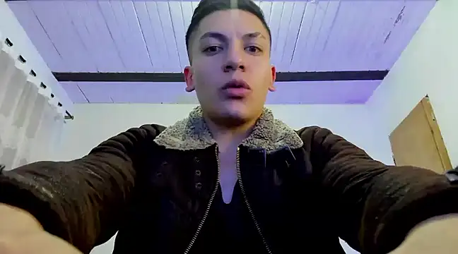 Snapshot of aquiles_51 chatting on February 23, 12:51 am aquiles 51 online show from February 23, 12:51 am