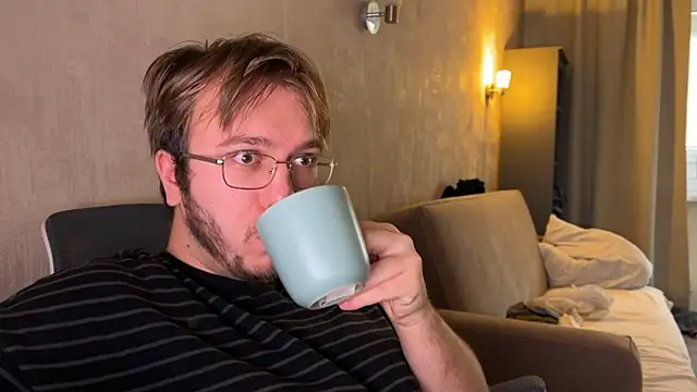 Snapshot of kiopiggy chatting on November 4, 6:45 am kiopiggy online show from November 4, 6:45 am