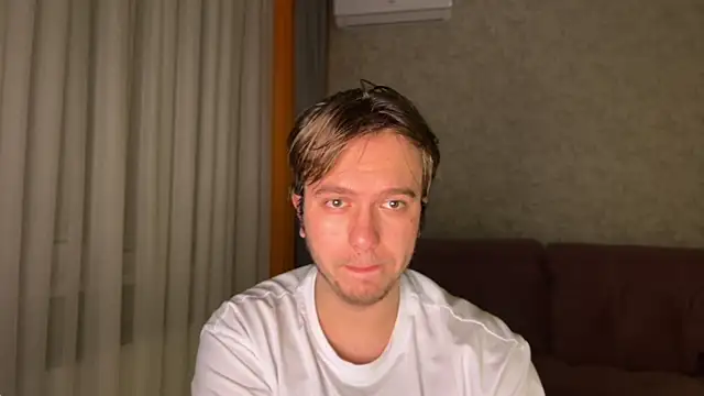 kiopiggy online show from December 1, 6:57 pm