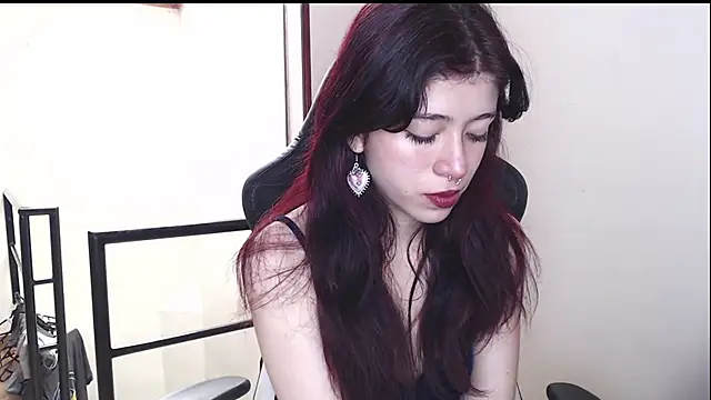 SuzzyyM online show from January 7, 3:33 pm