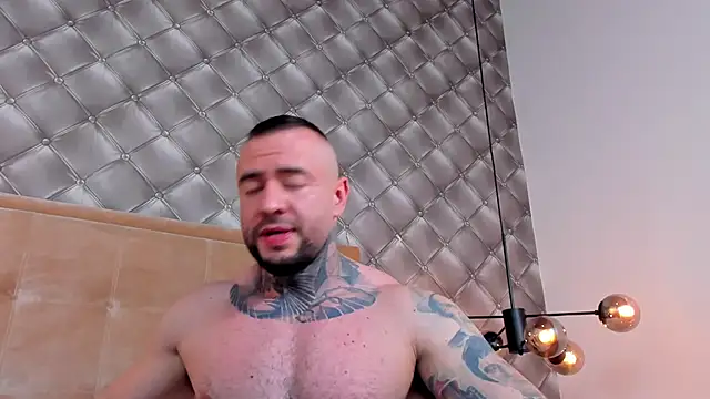 BruceDallas online show from December 3, 9:45 pm