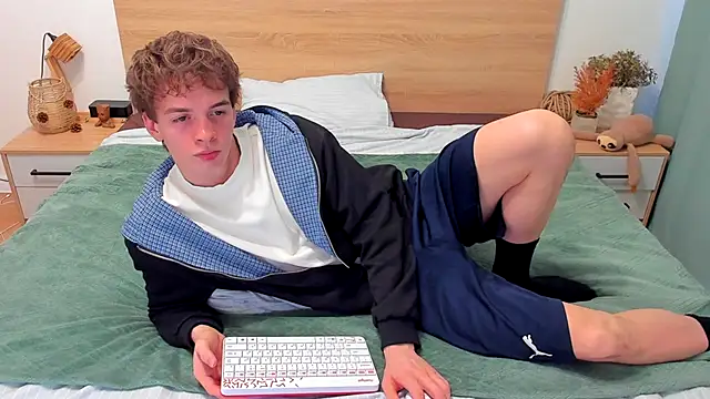 Snapshot of Fandi_777 chatting on November 28, 8:28 am Fandi 777 online show from November 28, 8:28 am