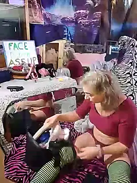 Snapshot of KrystallCox@xh chatting on December 5, 5:20 pm KrystallCoxxh online show from December 5, 5:20 pm