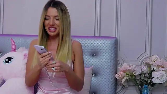 Snapshot of ClaraHazel chatting on December 6, 1:11 pm ClaraHazel online show from December 6, 1:11 pm