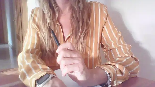 Snapshot of Artemisa2323 chatting on October 14, 6:58 am Artemisa2323 online show from October 14, 6:58 am