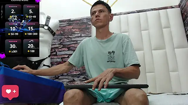 Snapshot of andy_dwels777 chatting on December 12, 9:15 pm andy dwels777 online show from December 12, 9:15 pm