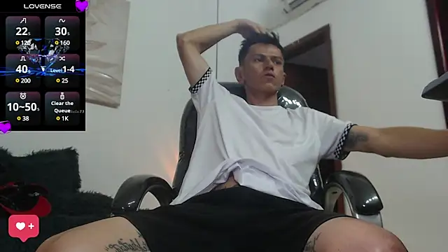 Snapshot of andy_dwels777 chatting on December 27, 1:50 pm andy dwels777 online show from December 27, 1:50 pm