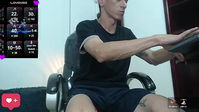 Snapshot of andy_dwels777 chatting on January 10, 1:20 pm andy dwels777 online show from January 10, 1:20 pm