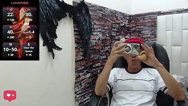 Snapshot of andy_dwels777 chatting on January 22, 10:48 pm andy dwels777 online show from January 22, 10:48 pm