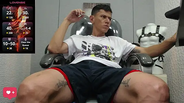 Snapshot of andy_dwels777 chatting on January 30, 8:42 pm andy dwels777 online show from January 30, 8:42 pm