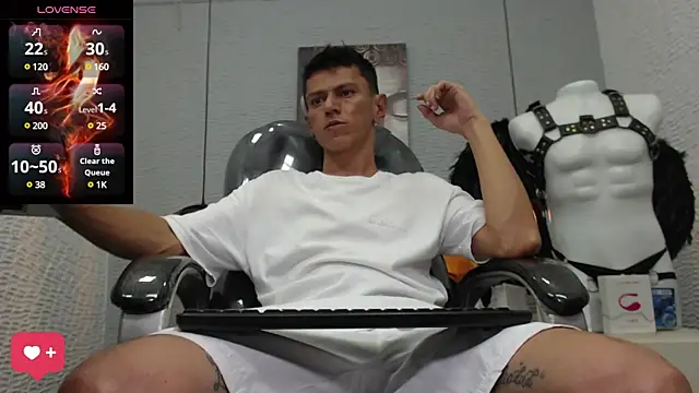 Snapshot of andy_dwels777 chatting on February 2, 10:17 pm andy dwels777 online show from February 2, 10:17 pm