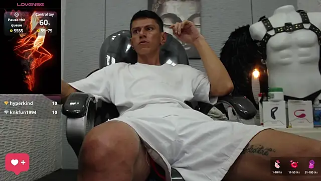 Snapshot of andy_dwels777 chatting on February 3, 1:19 am andy dwels777 online show from February 3, 1:19 am