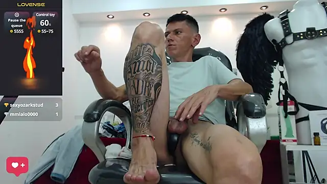 Snapshot of andy_dwels777 chatting on February 9, 1:44 am andy dwels777 online show from February 9, 1:44 am