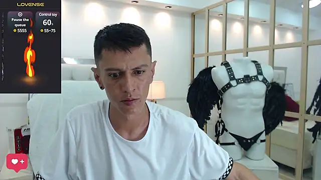 Snapshot of andy_dwels777 chatting on February 9, 8:02 pm andy dwels777 online show from February 9, 8:02 pm