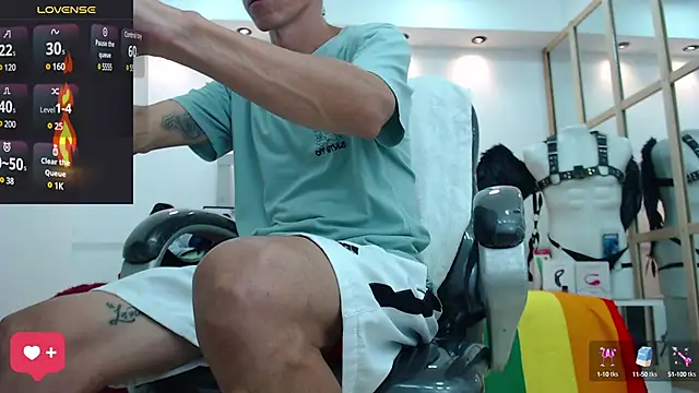 Snapshot of andy_dwels777 chatting on February 11, 10:28 pm andy dwels777 online show from February 11, 10:28 pm