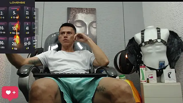 Snapshot of andy_dwels777 chatting on February 12, 10:59 pm andy dwels777 online show from February 12, 10:59 pm