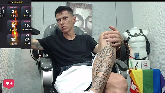 Snapshot of andy_dwels777 chatting on February 14, 10:47 pm andy dwels777 online show from February 14, 10:47 pm