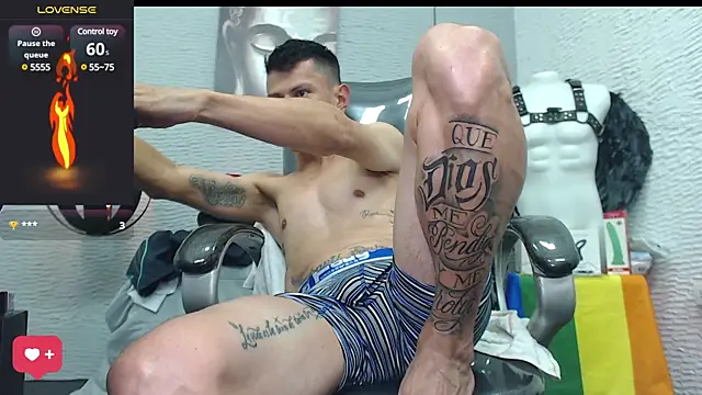 Snapshot of andy_dwels777 chatting on February 27, 1:59 am andy dwels777 online show from February 27, 1:59 am