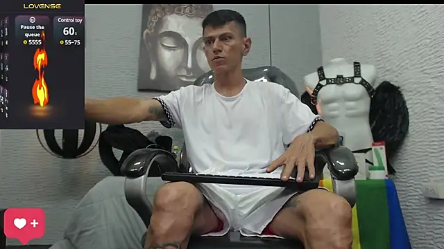 Snapshot of andy_dwels777 chatting on February 27, 10:42 pm andy dwels777 online show from February 27, 10:42 pm