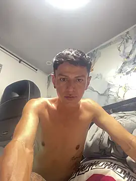 Snapshot of andy_dwels777 chatting on December 18, 1:00 am andy dwels777 online show from December 18, 1:00 am