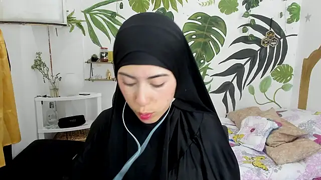 chaymae nah  online show from October 19, 8:42 pm